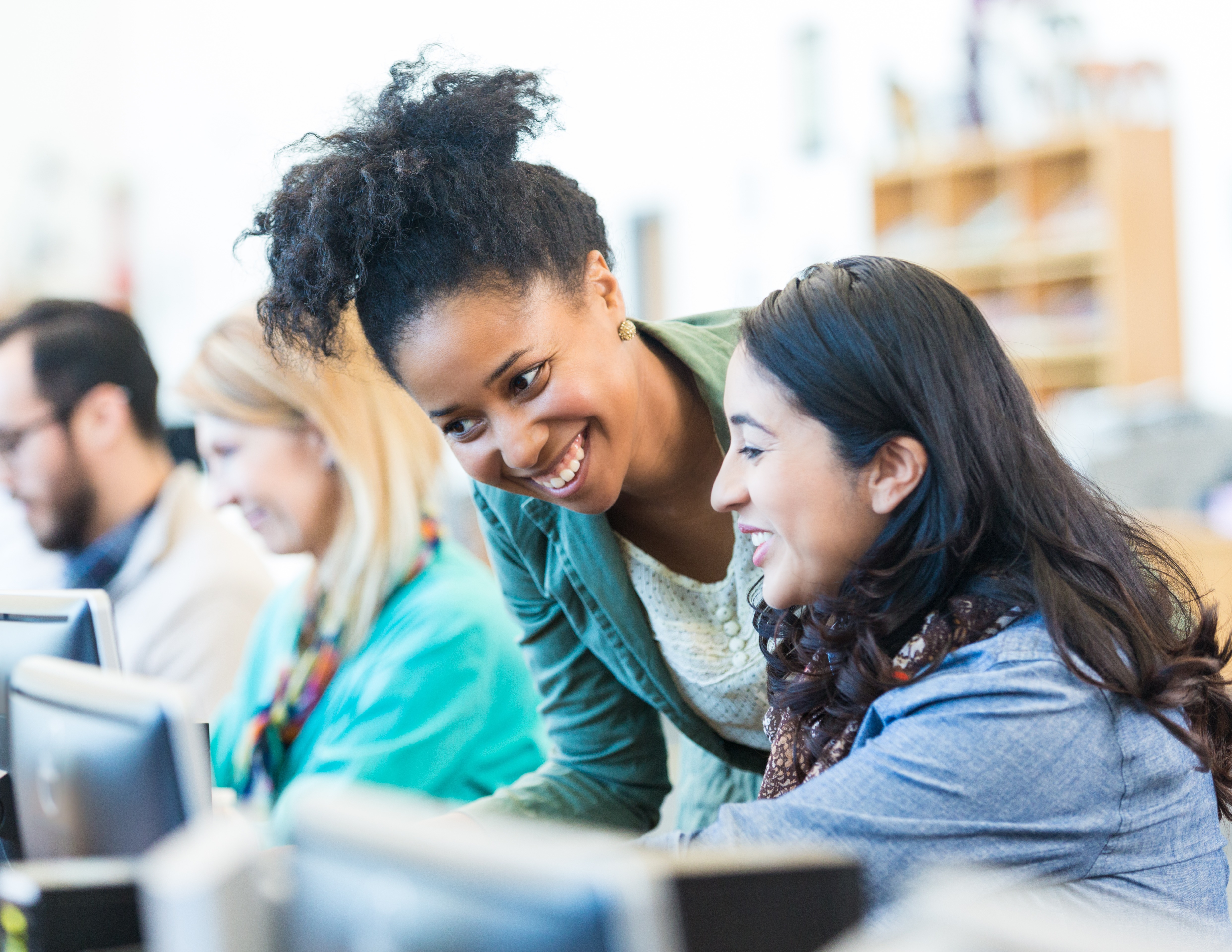 Young women in front of a computer 
